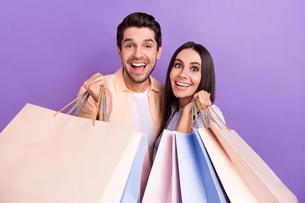 有趣的照片让人印象深刻的已婚夫妇穿着紧贴购物者紫色背景的衬衫 — 图库照片