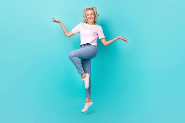 Teljes Hosszúságú Fotó Pozitív Kellemes Lány Kopás Csíkos Póló Jumping — Stock Fotó