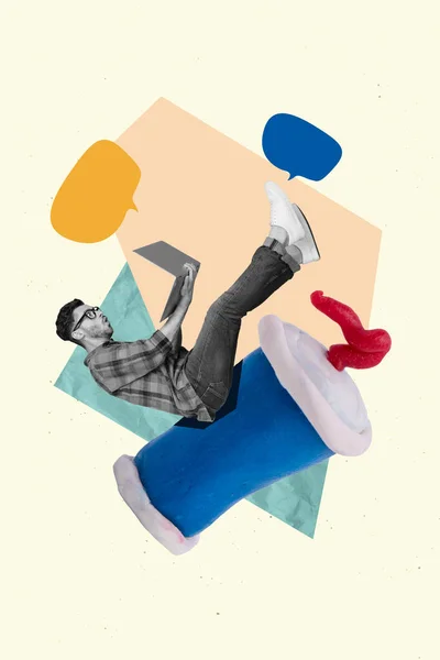コラージュアートワークグラフィック画像の印象的な男タイピングガジェット座ってソーダカップ孤立した絵画背景 — ストック写真