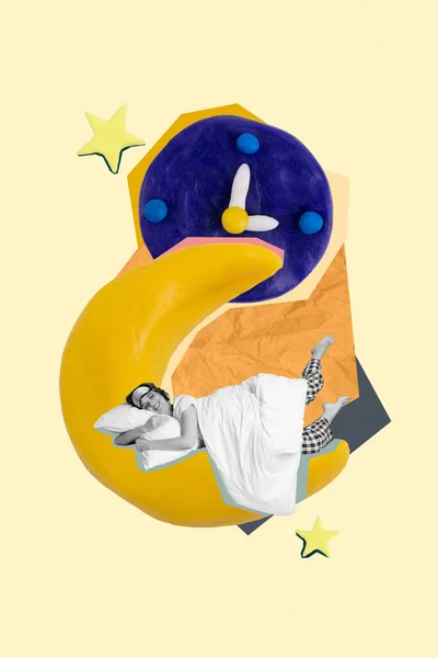 有创意的组合拼贴图片 年轻的梦游女孩躺在床上睡梦中 头戴睡衣抱着枕头 夜晚月亮被黄色背景隔离 — 图库照片