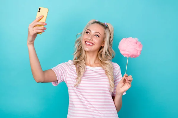 Porträt Von Ziemlich Positiven Mädchen Halten Smartphone Machen Selfie Geschwollenen — Stockfoto