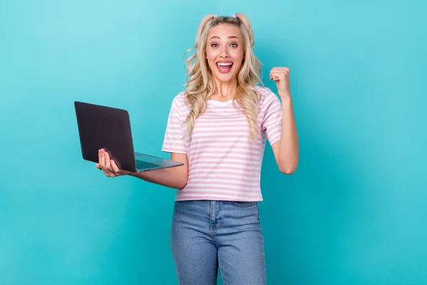 照片上喜形于色的积极女士穿着时髦条纹衣服举起拳头是的 在网上考试中被隔离在青色背景下通过 — 图库照片