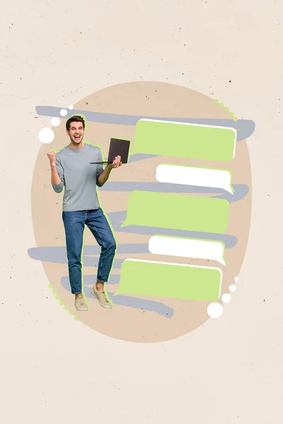 縦コラージュポートレートのミニ陽気な男ホールドネットブック上げる拳達成空の空間対話バブル孤立した創造的な背景 — ストック写真