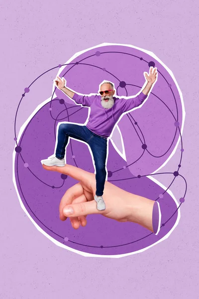垂直コラージュの肖像画の腕の指を保持ミニ陽気な祖父の踊りは描かれた紫色の背景に孤立 — ストック写真