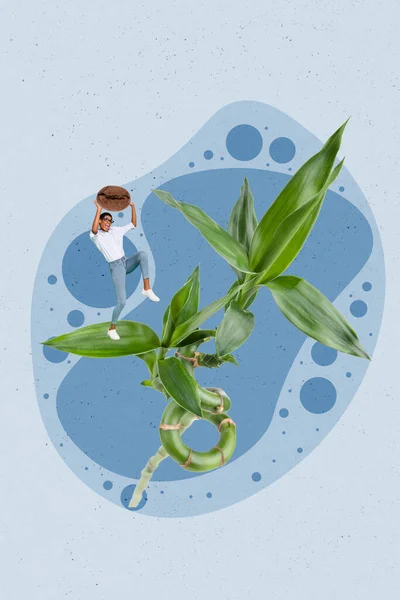 印象深刻的迷你人站在大青植物叶上的垂直拼贴图像 在油漆背景下隔绝咖啡豆 — 图库照片