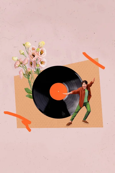 興奮ミニ男の垂直コラージュ写真は楽しいダンス大きなビニールレコード新鮮なバラの花が描かれている背景に孤立 — ストック写真