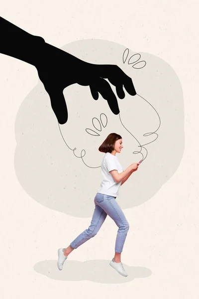 Colagem Criativa Jovens Engraçado Correndo Senhora Segurar Smartphone Conversando Envergonhando — Fotografia de Stock
