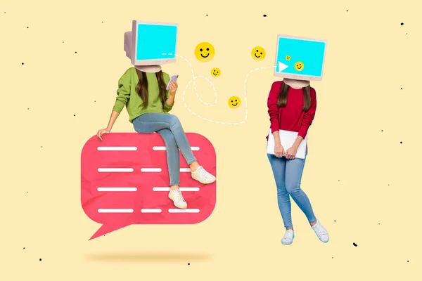 頭の代わりに2人の女の子のPc画面の創造的なコラージュ画像スマートフォンを使用して笑顔絵文字チャットの対話バブルを送信 — ストック写真