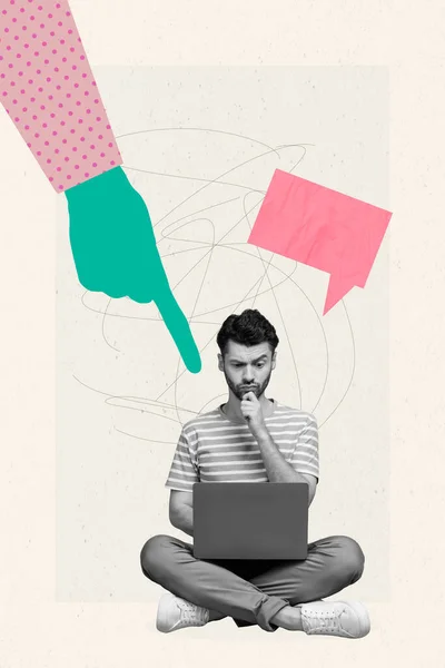 創造的な最小限の写真のコラージュアートワークステレオタイプの心のオフィスワーカー男座っているホールドネットブックネットいじめインターネットベージュの背景に隔離 — ストック写真