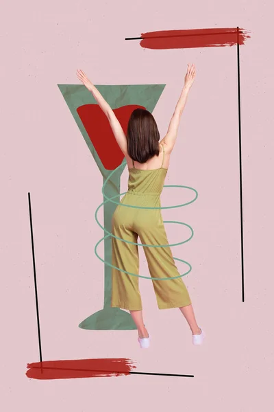迷你喜形于色的女孩的垂直拼贴形象举起手来 用富有创意的背景隔离的大酒杯 — 图库照片