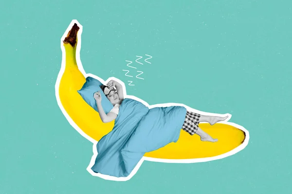 年轻女子睡在大的黄色香蕉果上的大学照片 见梦中舒适的地方赤脚睡衣面具 — 图库照片