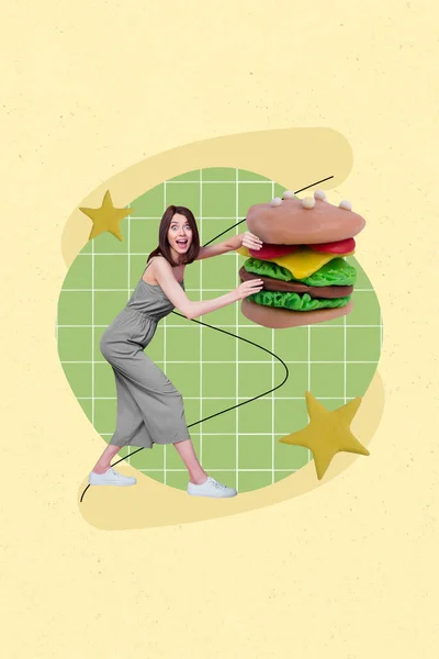 絵のアートワークコラージュ幸せな肯定的な陽気な女の子のイメージは 絵画の背景に隔離された大きなハンバーガーの味おいしいランチを保持します — ストック写真
