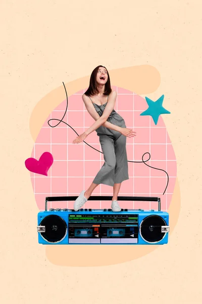 绘画杂志图片拼贴艺术海报无忧无虑快乐的女孩有乐趣享受播放列表盒式磁带录音机歌唱曲目 — 图库照片