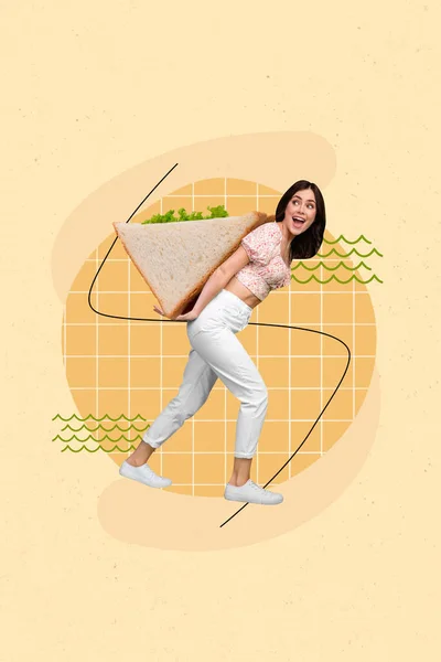 縦コラージュ画像の驚きの正のミニ女の子腕ホールド大きなサンドイッチ隔離上の創造的なベージュの背景 — ストック写真