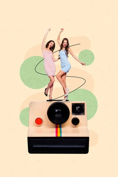 组合拼贴图片即时摄影相机跳舞两个女人在一起有有趣的性感礼服偏振复古流行素描艺术 — 图库照片