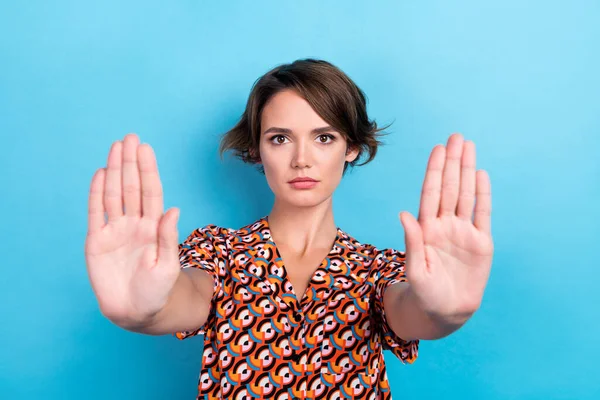 Фото Уверенной Серьезной Женщины Носить Отпечаток Блузки Поднимая Руки Показывая — стоковое фото