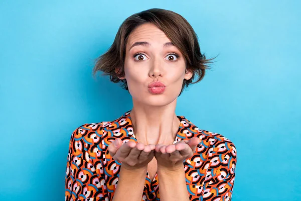 Komik Flörtçü Kadının Fotoğrafı Parmak Izi Bluzu Giyer Kol Öpücüğü — Stok fotoğraf
