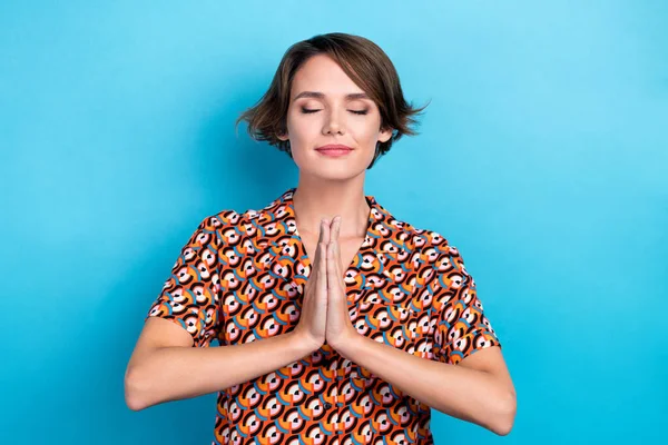 Portrét Krásné Osoby Zavřené Oči Paže Dlaně Meditovat Modlit Izolované — Stock fotografie