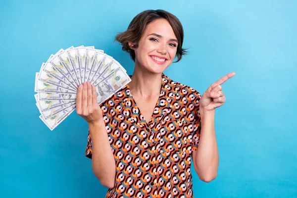 Zdjęcie Pozytywnej Uroczej Kobiety Nosić Nadruk Bluzka Gospodarstwa Pieniądze Wentylator — Zdjęcie stockowe