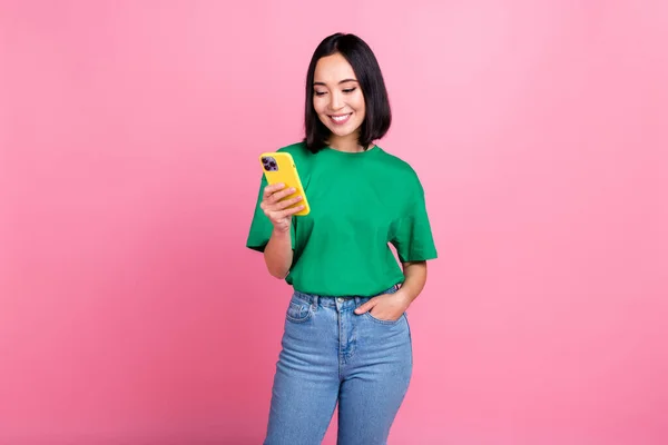 Foto Unga Influencer Japanska Leende Flicka Bära Grön Trendig Shirt — Stockfoto