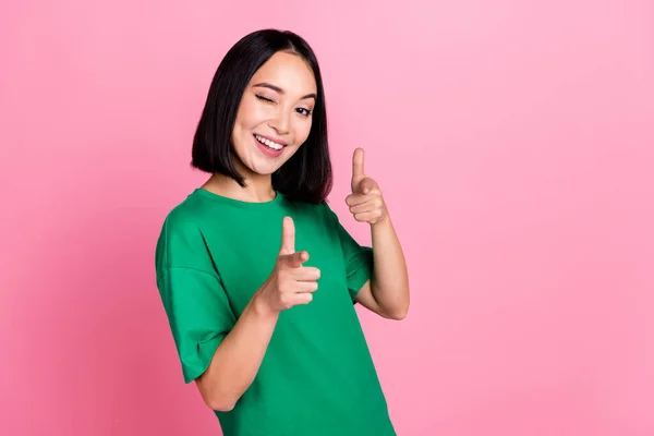 Oldukça Pozitif Saçlı Yeşil Tişörtlü Hoş Bir Kızın Fotoğrafı Pembe — Stok fotoğraf