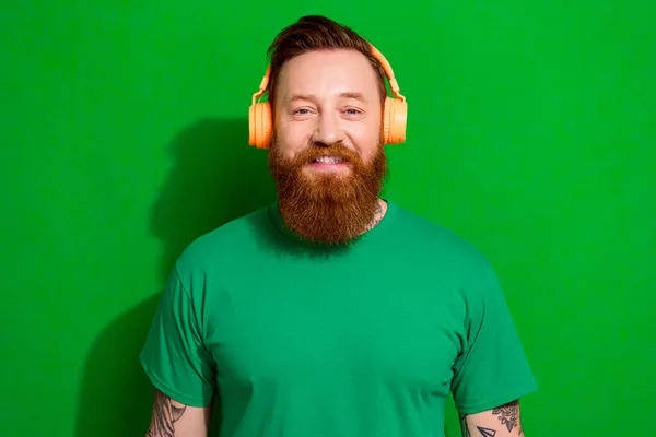 Foto Pria Yang Menarik Ceria Memakai Shirt Tersenyum Menikmati Lagu — Stok Foto