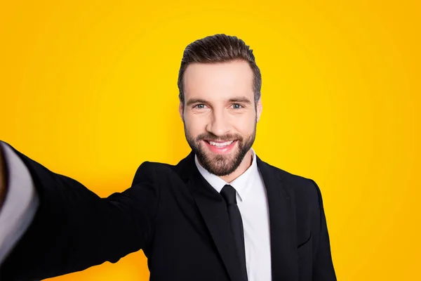 Självporträtt Kreativa Trendiga Mannen Skytte Selfie Smart Phone Med Arm — Stockfoto