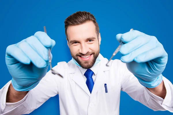Retrato Dentista Cómico Positivo Con Rastrojo Bata Laboratorio Blanca Corbata — Foto de Stock