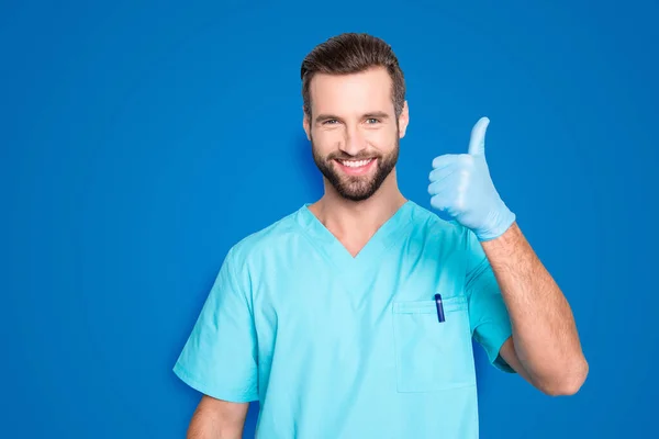 실험실에서 수염과 즐거운 긍정적인 의료진의 유니폼 손가락 절연된에 컨셉으로 기호를 — 스톡 사진