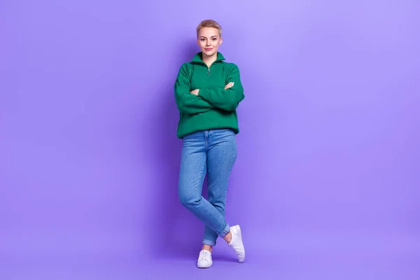 完全な長さ写真の甘いです自信のある女性は緑のセーター腕を身に着けている絶縁紫色の背景 — ストック写真