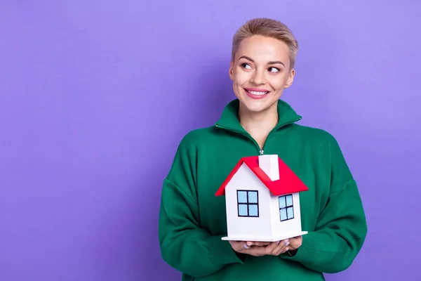 Photo Attractive Cheerful Girl Hands Hold Small House Look Empty — Stock Photo, Image