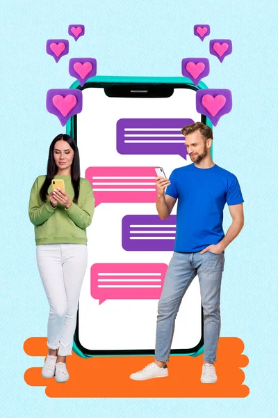 两个恋人手持智能手机的垂直拼贴使用相亲应用程序在线聊天匹配心脏通知在蓝色背景下隔离 — 图库照片