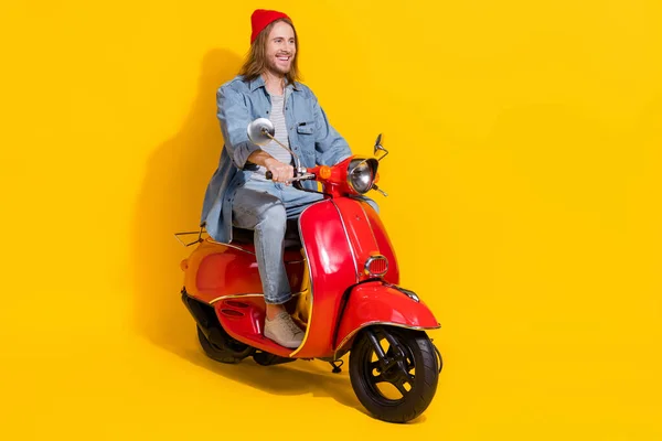 Ganzes Foto Von Süßen Positiven Mann Tragen Jeansjacke Reiten Moped — Stockfoto