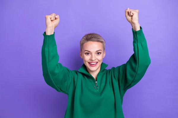 Фото Возбужденной Забавной Женщины Поднять Кулаки Носить Зеленый Модный Свитер — стоковое фото