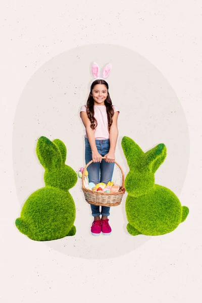 Pionowy Kolaż Portret Pozytywnej Małej Dziewczynki Trzymać Wielkanocny Koszyk Żywności — Zdjęcie stockowe