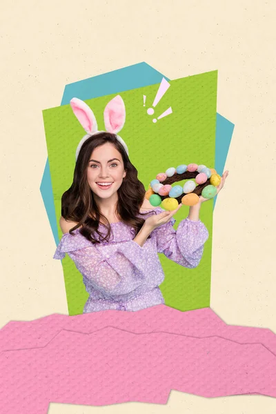 コラージュ写真のポスター絵の背景に孤立した調理された休日の卵を示す美しい女の子のカラフルなカードのパンフレット — ストック写真