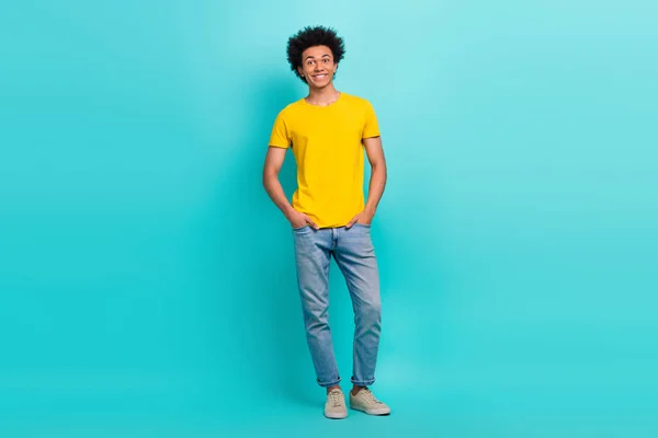 Cartel Fotográfico Cuerpo Entero Joven Positivo Llevar Camiseta Amarilla Vaqueros —  Fotos de Stock