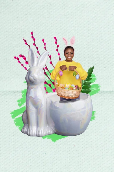 ウサギの彫刻像の中に明るいミニ女の子の垂直コラージュイメージは 背景を描く上で孤立イースターエッグバスケットをペイント保持します — ストック写真