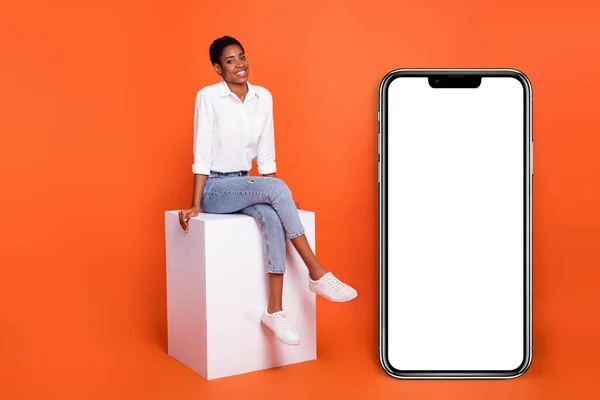 Full Size Photo Beautiful Appearance Female Sitting Podium Phone Advertisement — Stock Photo, Image