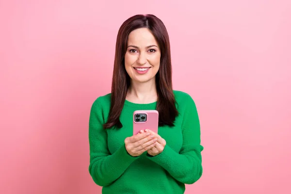 かなり陽気な女性の写真を着て緑のプルオーバーチャットInstagramのTwitter電報Facebook孤立ピンク色の背景 — ストック写真