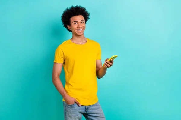 Portret Pozytywnego Zabawny Facet Afro Włosów Nosić Żółty Shirt Trzymać — Zdjęcie stockowe