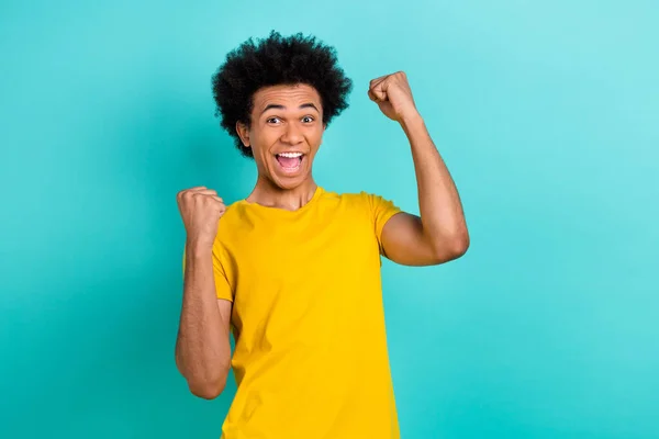 Sarı Tişörtlü Neşeli Adamın Fotoğrafı Bağırıyor Evet Kazanmayı Kutluyoruz Parlak — Stok fotoğraf