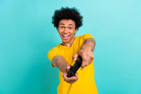 Retrato Hombre Joven Positivo Muy Alegre Mantenga Gamepad Divertirse Jugando — Foto de Stock