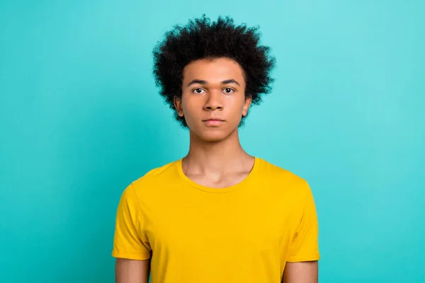 Портрет Сосредоточенного Молодого Человека Смотрящего Камеру Ярком Аквамариновом Фоне — стоковое фото