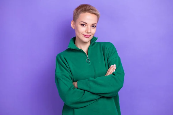 Photo Short Blonde Hairstyle Confident Woman Folded Hands Wear Green — Stock Photo, Image