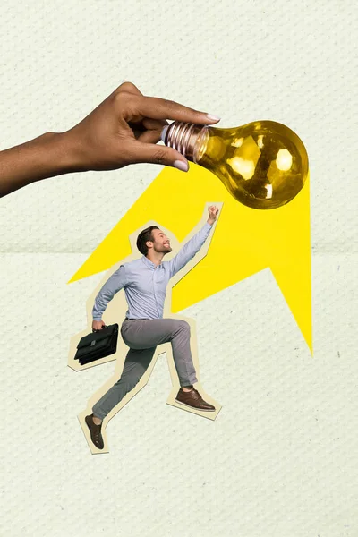 垂直コラージュ画像のミニマンジャンプリーチ大きな腕指ホールド電球孤立した創造的な背景 — ストック写真
