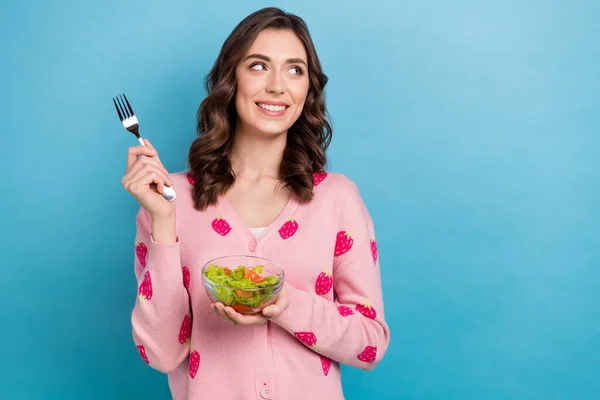 Foto Retrato Linda Senhora Comer Garfo Salada Olhar Espaço Vazio — Fotografia de Stock
