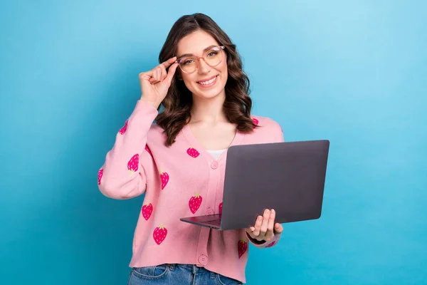 正の魅力的な女性の写真はピンクのプリントカーディガン作業リモートタッチ眼鏡を着用彼女の新しいラップトップアップルは青の色の背景に隔離された保持 — ストック写真
