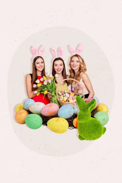 三个女孩拿着复活节食品篮新鲜郁金香花彩绘蛋绒毛玩具的垂直拼贴图像 — 图库照片