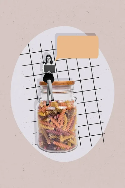複合コラージュ広告レシピウェブサイトビジネス女性は 再生された背景に隔離されたイタリアのマカロニのラップトップブラウジング調理瓶を保持しています — ストック写真